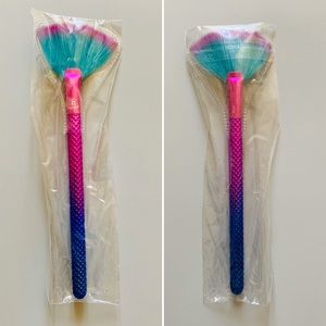 New MŌDA Prismatic Mermaid Fan Brush